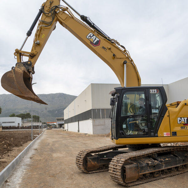 Noleggio Escavatore CAT 323