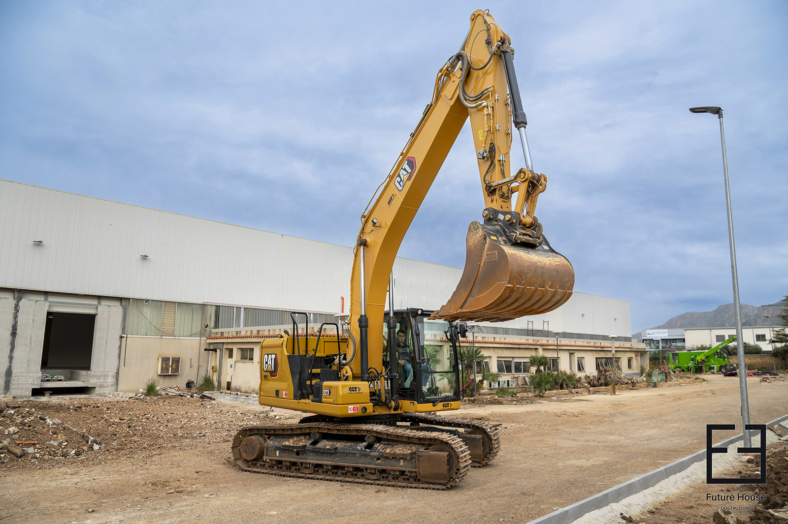 Noleggio Escavatore CAT 323